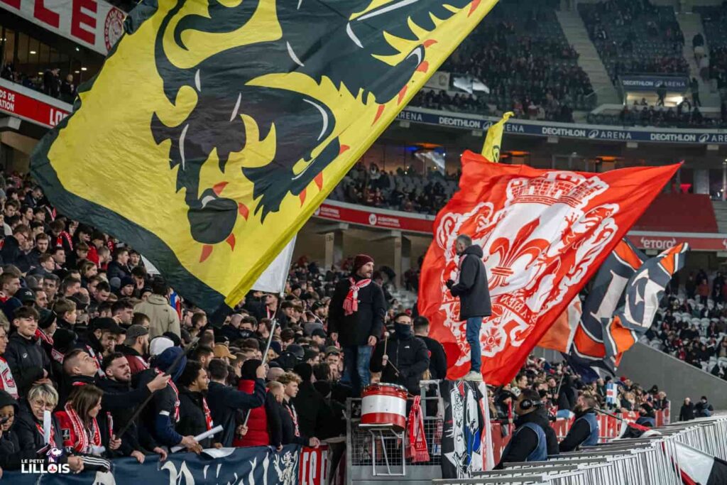 Les supporters lillois font le show pendant LOSC - OM.