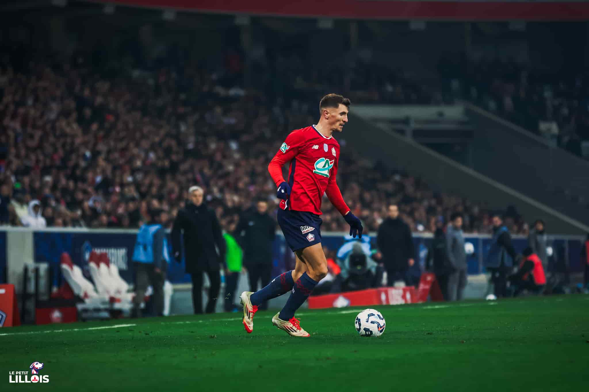 Thomas Meunier sur la pelouse avec le LOSC en Coupe de France.