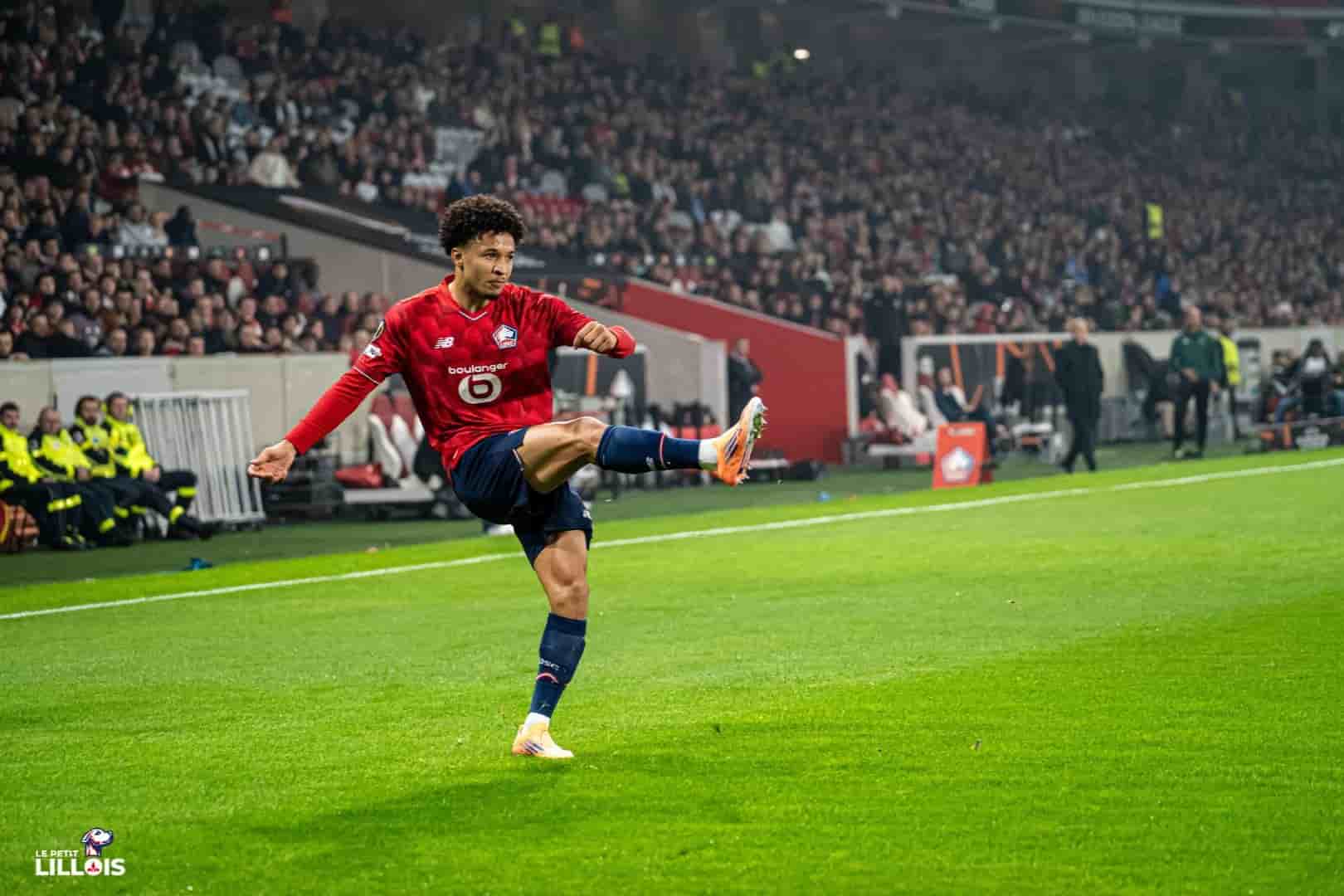 Tiago Santos LOSC Tiago Santos décoche un centre sous les couleurs du LOSC.