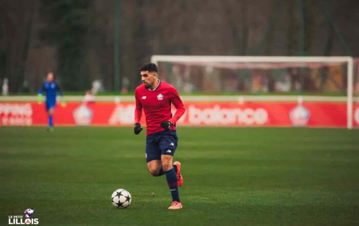 Younes Lachaab balle au pied avec le LOSC en Youth League.