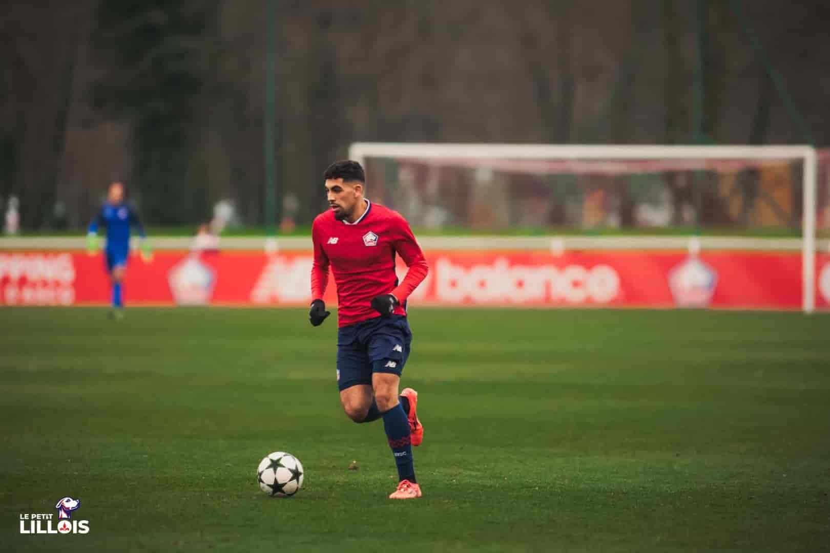 Younes Lachaab balle au pied avec le LOSC en Youth League.