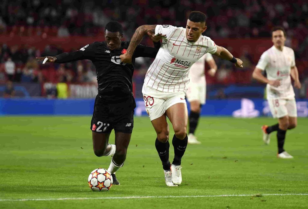 Timothy Weah défend les couleurs du LOSC contre Séville.