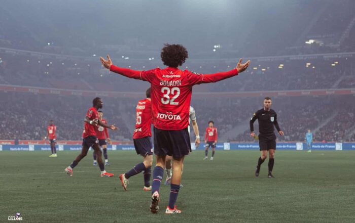 Ayyoub Bouaddi lève les bras, impuissant, pendant LOSC - RC Strasbourg.