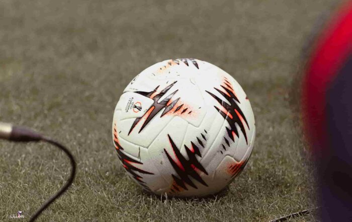 Le ballon de la Ligue Europa sur la pelouse du Stade Pierre-Mauroy pendant LOSC - SC Fribourg.