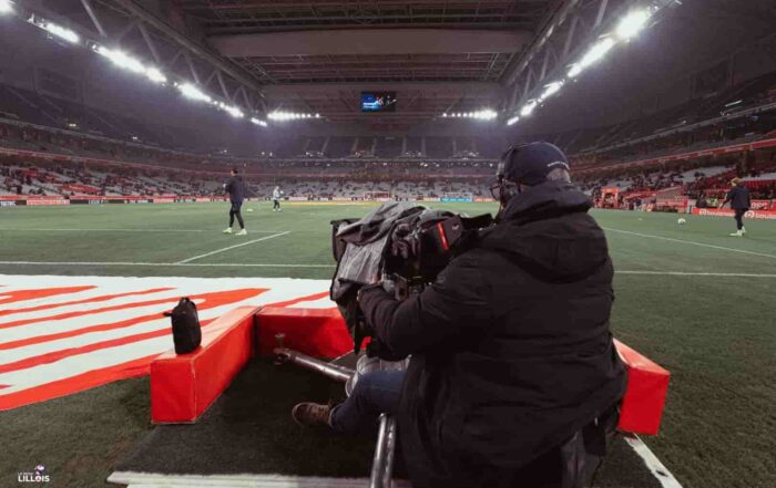 Une caméra filme le LOSC dans l'enceinte de la Decathlon Arena - Stade Pierre-Mauroy.