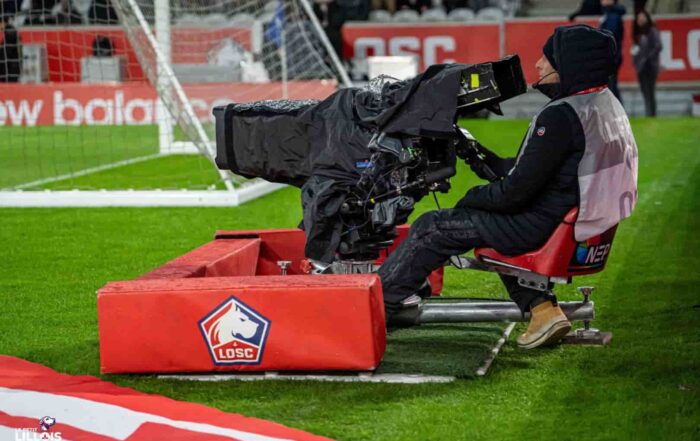 Une caméra de télévision pendant LOSC - Stade Rennais.