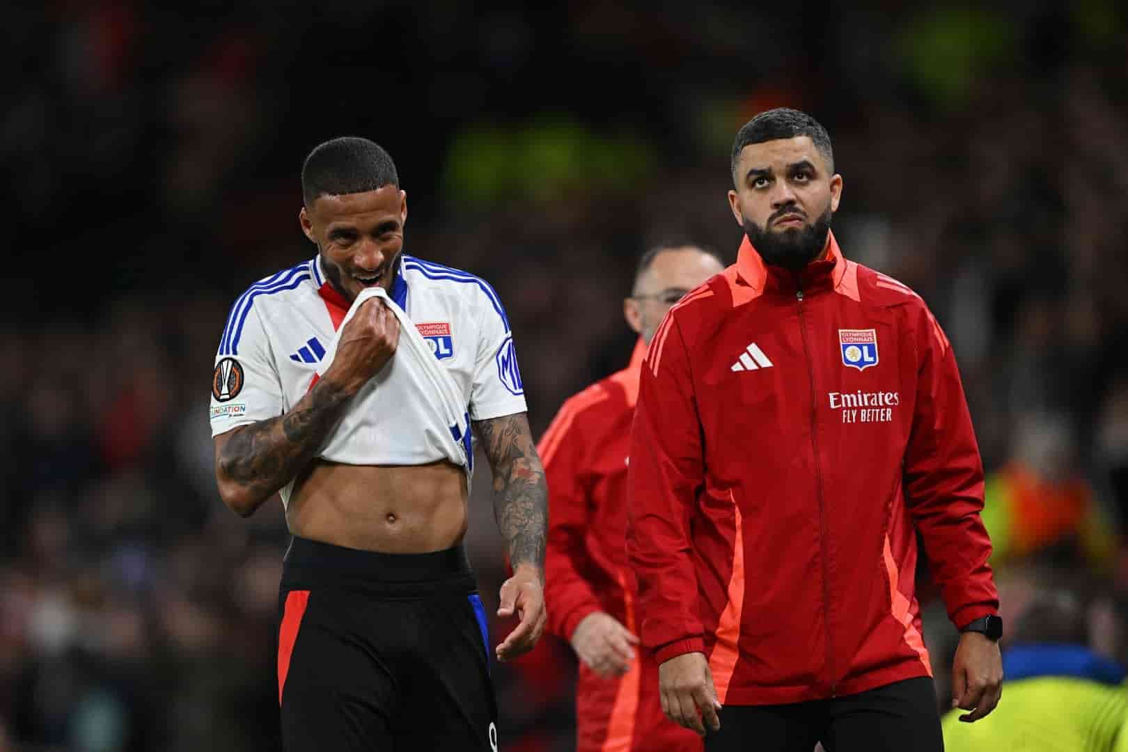Corentin Tolisso sort du terrain, bless&eacute; avec l'OL.