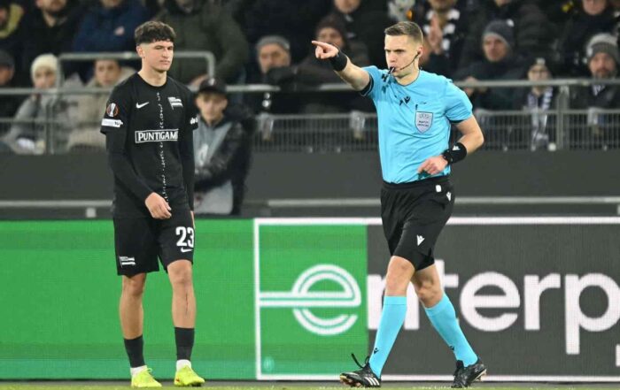 Damian Sylwestrzak, arbitre de LOSC - SC Fribourg.