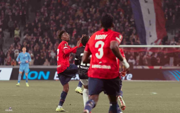 F&eacute;lix Correia dans un duel a&eacute;rien pendant LOSC - SC Fribourg.