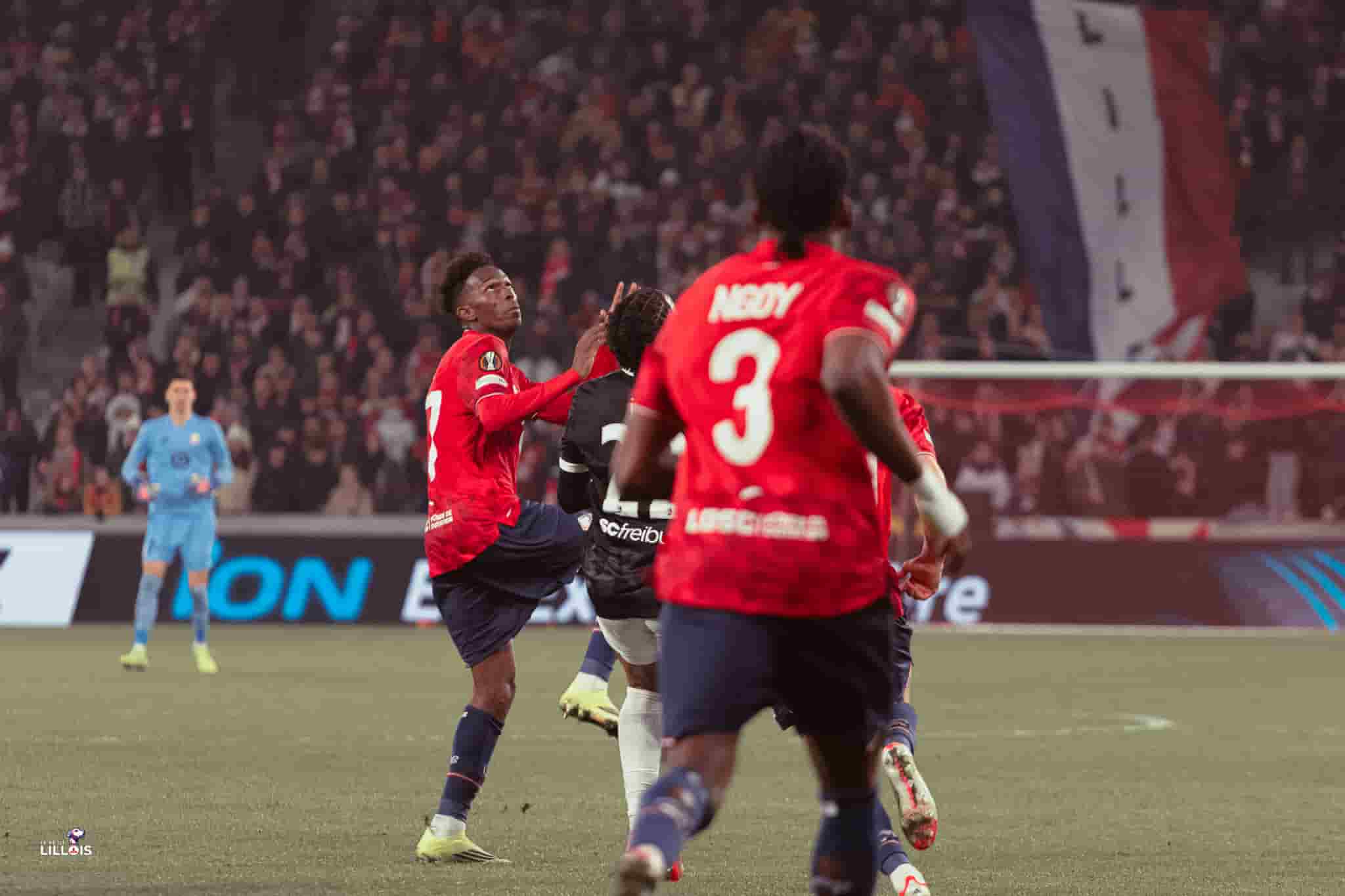 F&eacute;lix Correia dans un duel a&eacute;rien pendant LOSC - SC Fribourg.