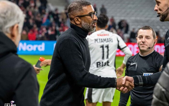 Habib Beye sert la main &agrave; Eric Wattellier avant LOSC - Stade Rennais.