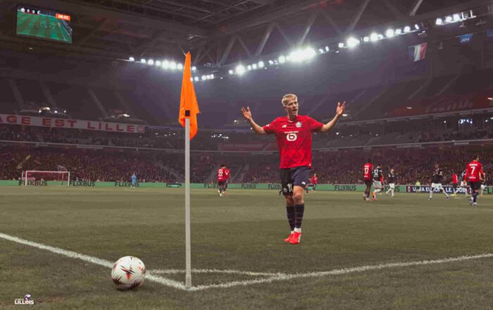 Hakon Haraldsson harangue les supporters pendant LOSC - SC Fribourg