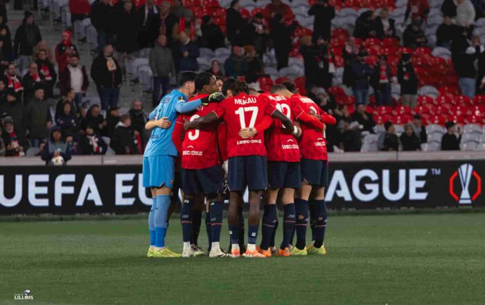 Les joueurs du LOSC réunis en cercle en Ligue Europa.