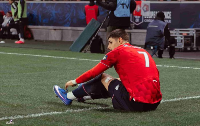 Matias Fernandez-Pardo LOSC s'&eacute;croule sur le terrain pendant LOSC - OL.