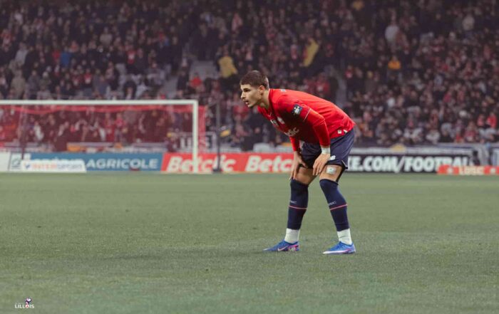 Matias Fernandez-Pardo les mains sur les genoux apr&egrave;s une chevauch&eacute;e avec le LOSC.