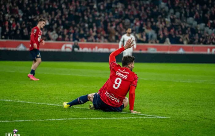 Olivier Giroud est à terre pendant LOSC - Stade Rennais.