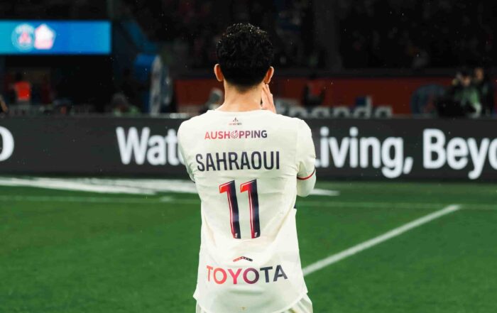Osame Sahraoui applaudit le parcage lillois apr&egrave;s PSG - LOSC.