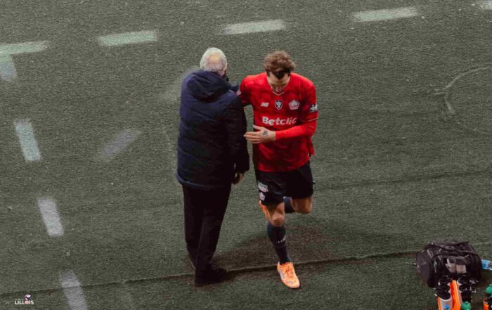 Thomas Meunier sort et salue Bruno Genesio pendant LOSC - OL.