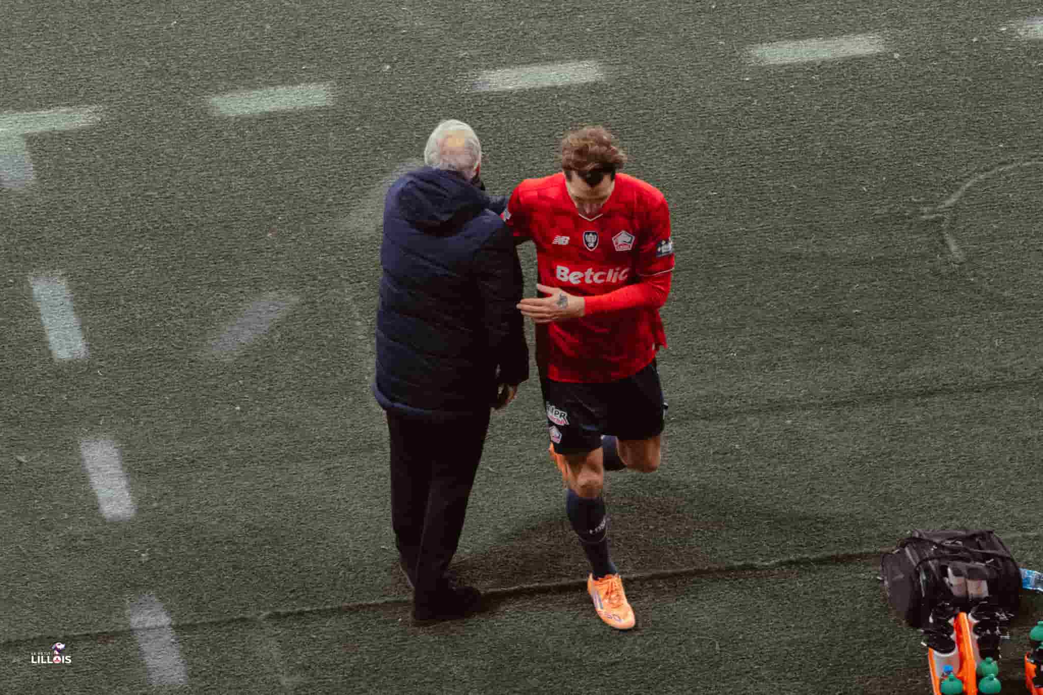 Thomas Meunier sort et salue Bruno Genesio pendant LOSC - OL.