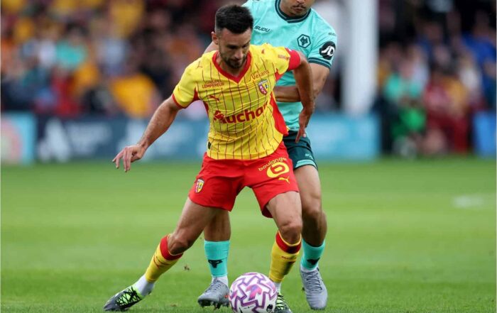 Adrien Thomasson, joueur du RC Lens, dans un duel avec un joueur de Wolverhampton.
