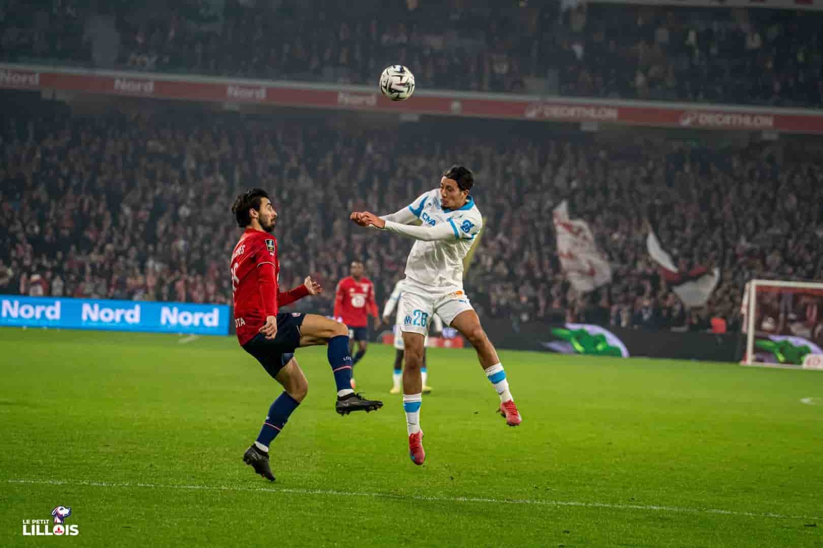 Andr&eacute; Gomes au duel avec Bilal Nadir pendant LOSC - OM.
