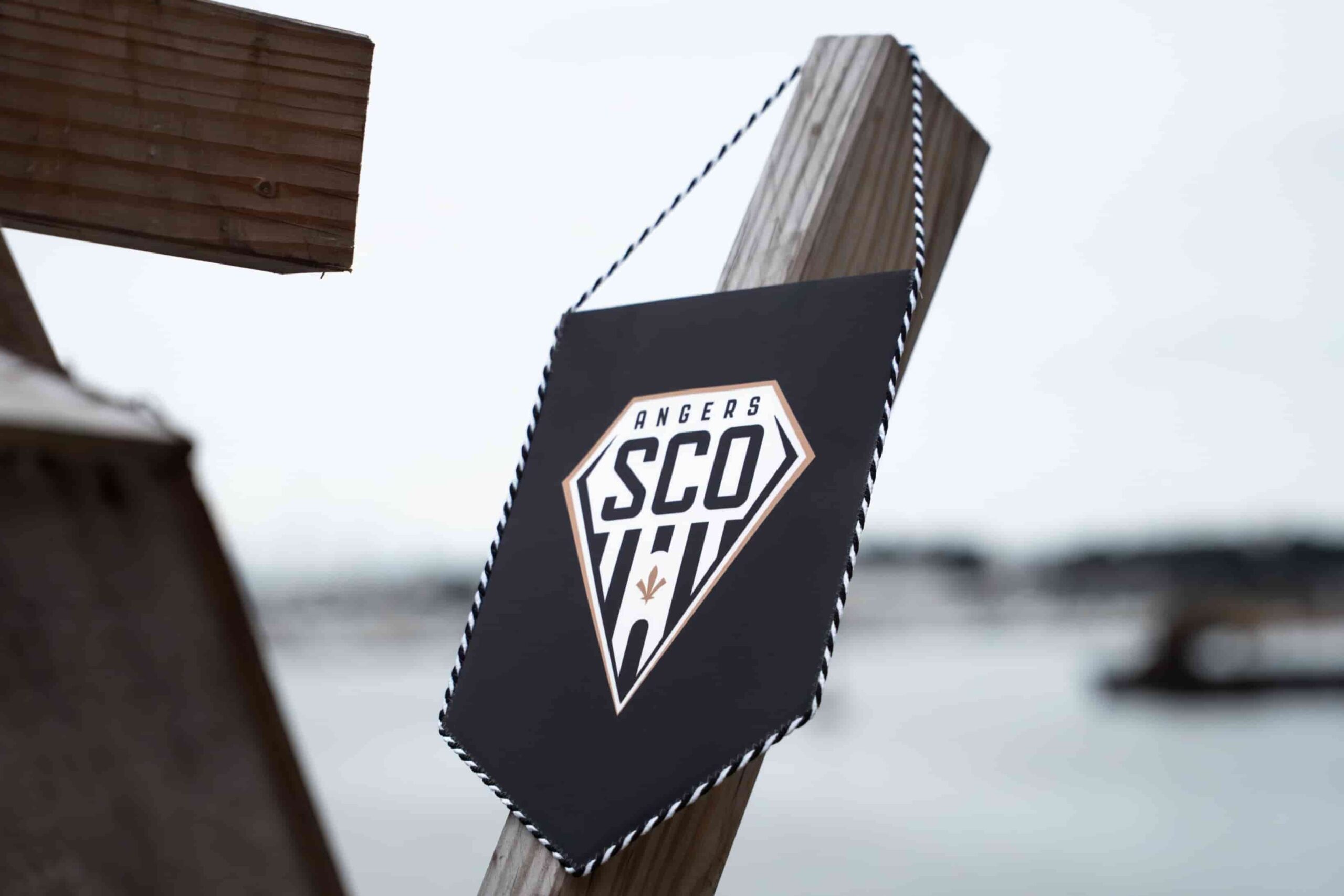 Le fanion angevin avant FC Lorient - Angers SCO.