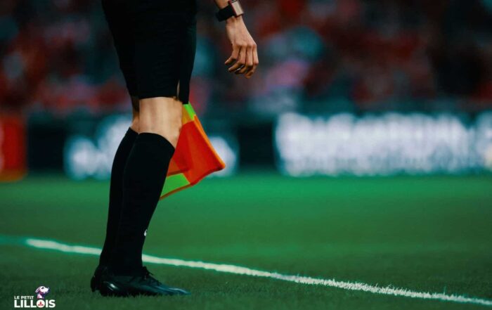 Un arbitre de touche en pleine action en Ligue 1.