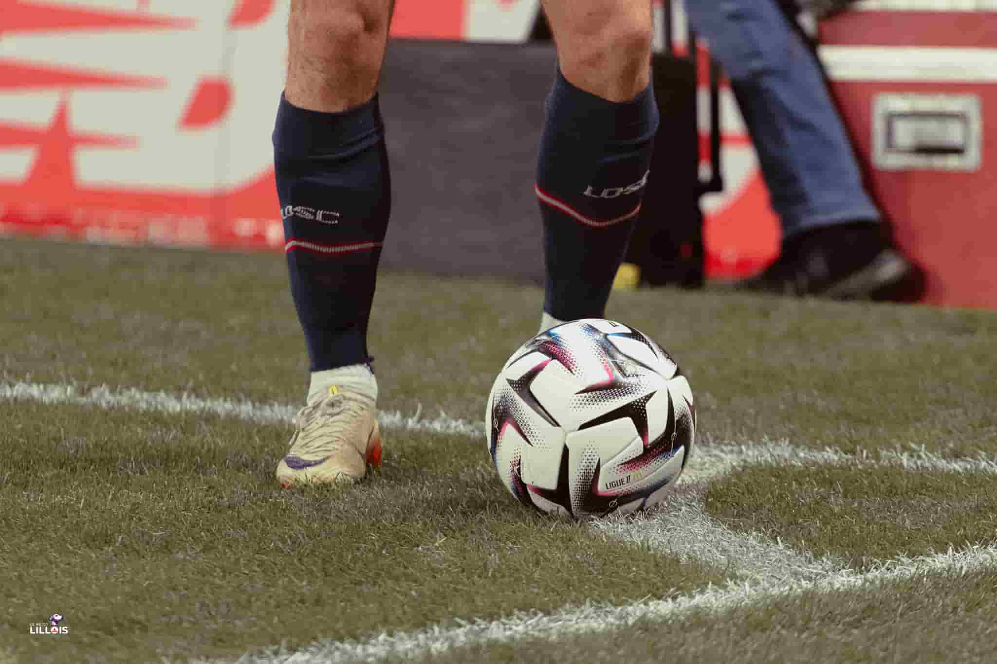Le ballon de la Ligue 1 pos&eacute; au point de corner pendant LOSC - Stade Brestois.