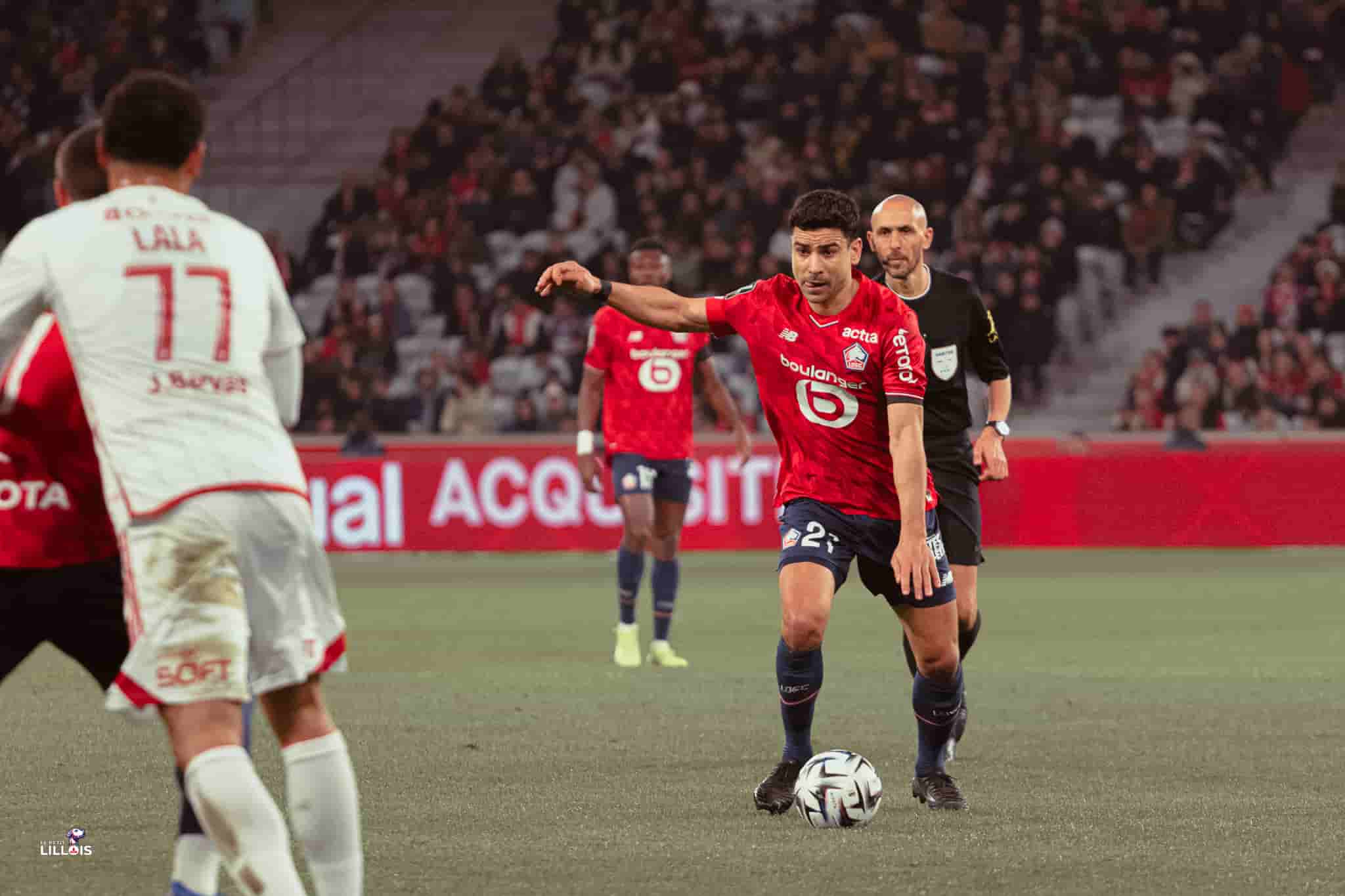 Benjamin Andr&eacute; la balle au bout du pied avec LOSC - Stade Brestois.