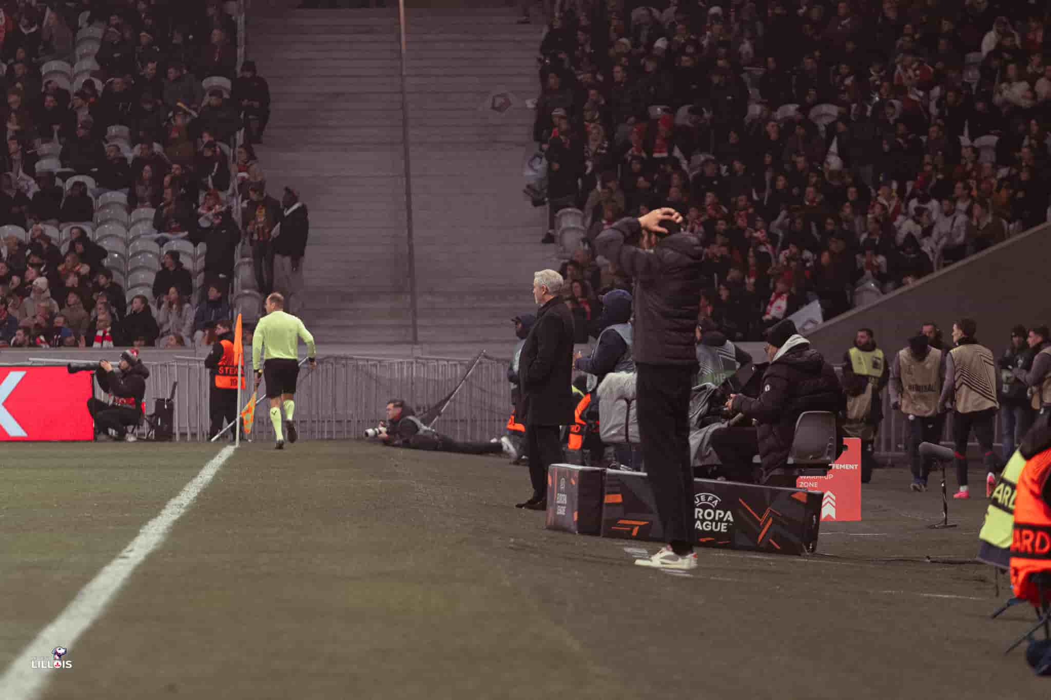 Bruno Genesio sur le banc de touche du LOSC pendant LOSC - SC Fribourg.