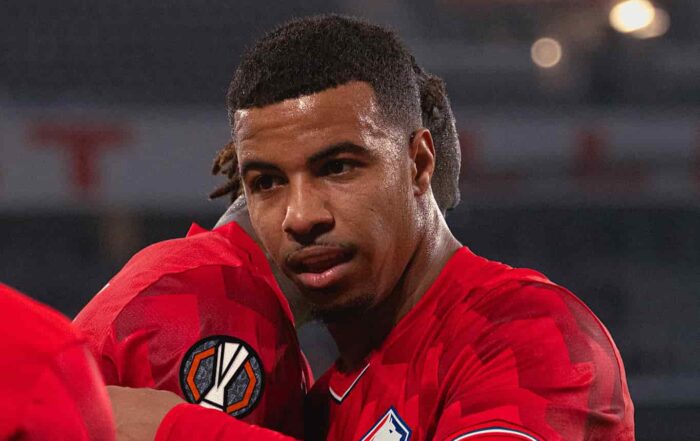 Hamza Igamane garde la concentration en c&eacute;l&eacute;brant un but du LOSC avec ses co&eacute;quipiers.
