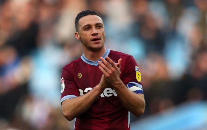 James Chester, repr&eacute;sentant d'Aston Villa, en Suisse.