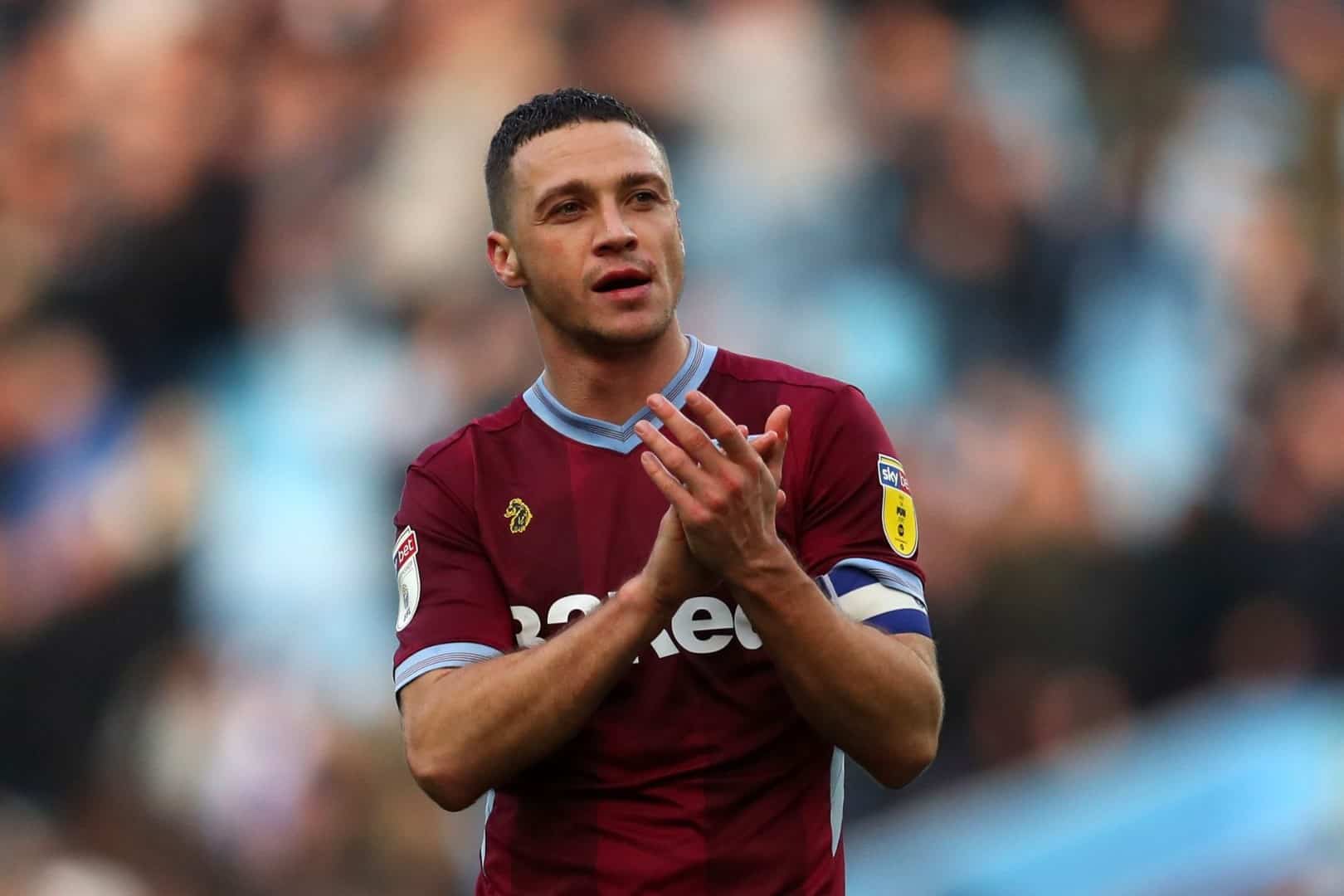 James Chester, repr&eacute;sentant d'Aston Villa, en Suisse.