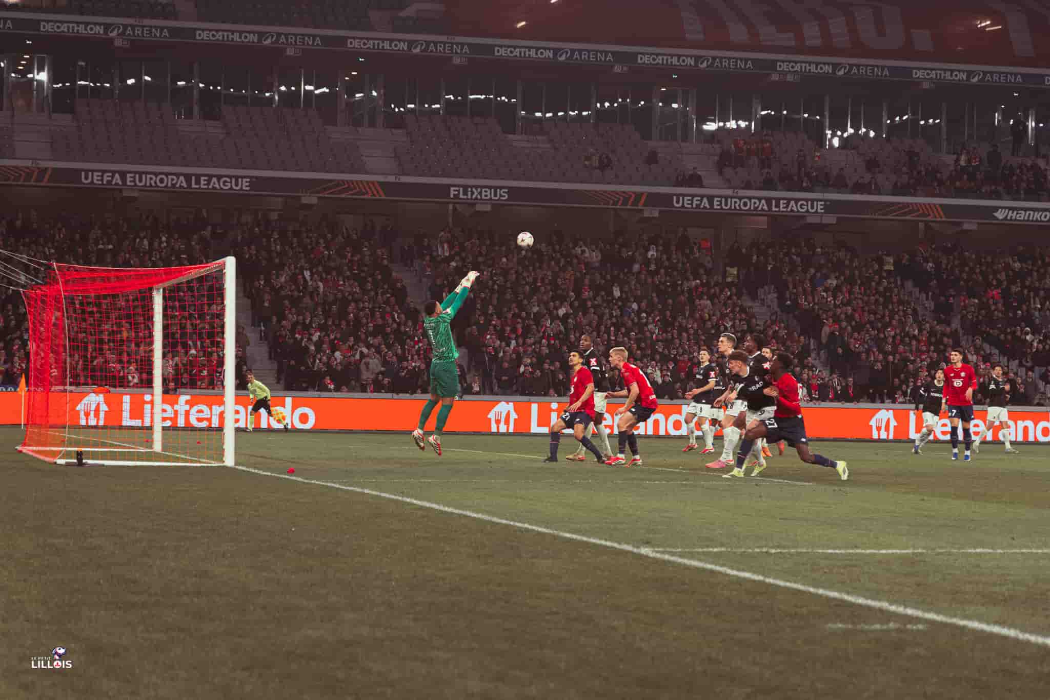 Le LOSC en pleine offensive face au SC Fribourg en Europa League.