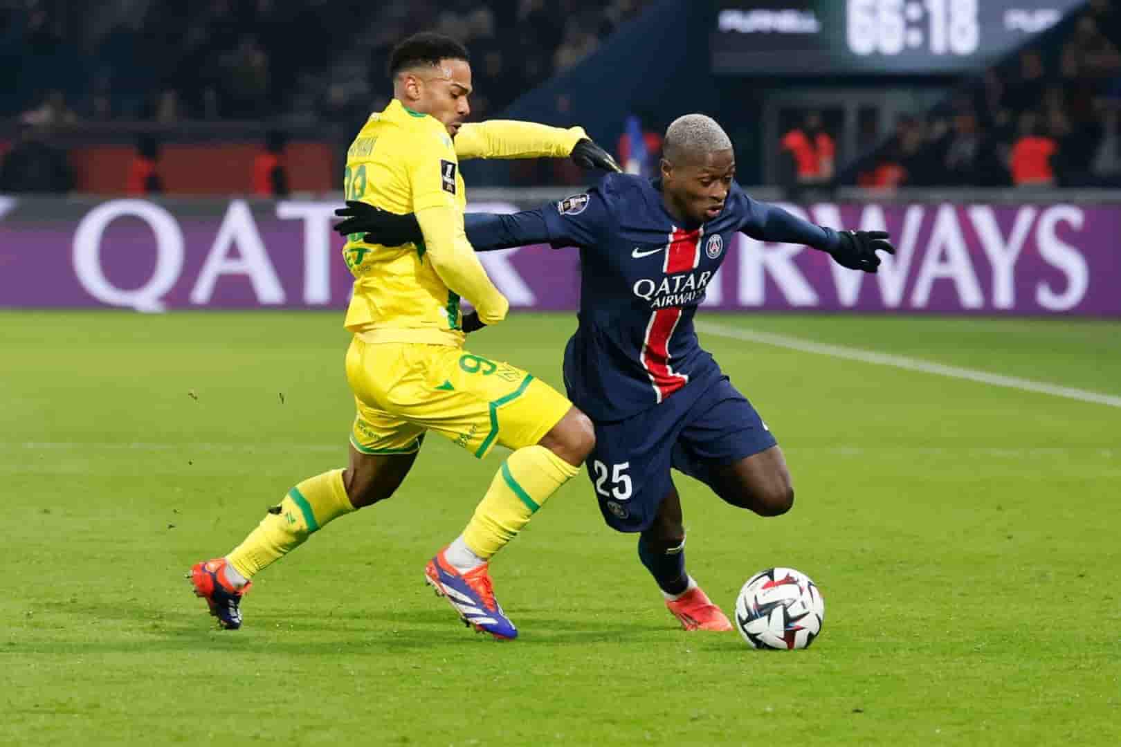 Kelvin Amian au duel avec Nuno Mendes pendant PSG - FC Nantes.