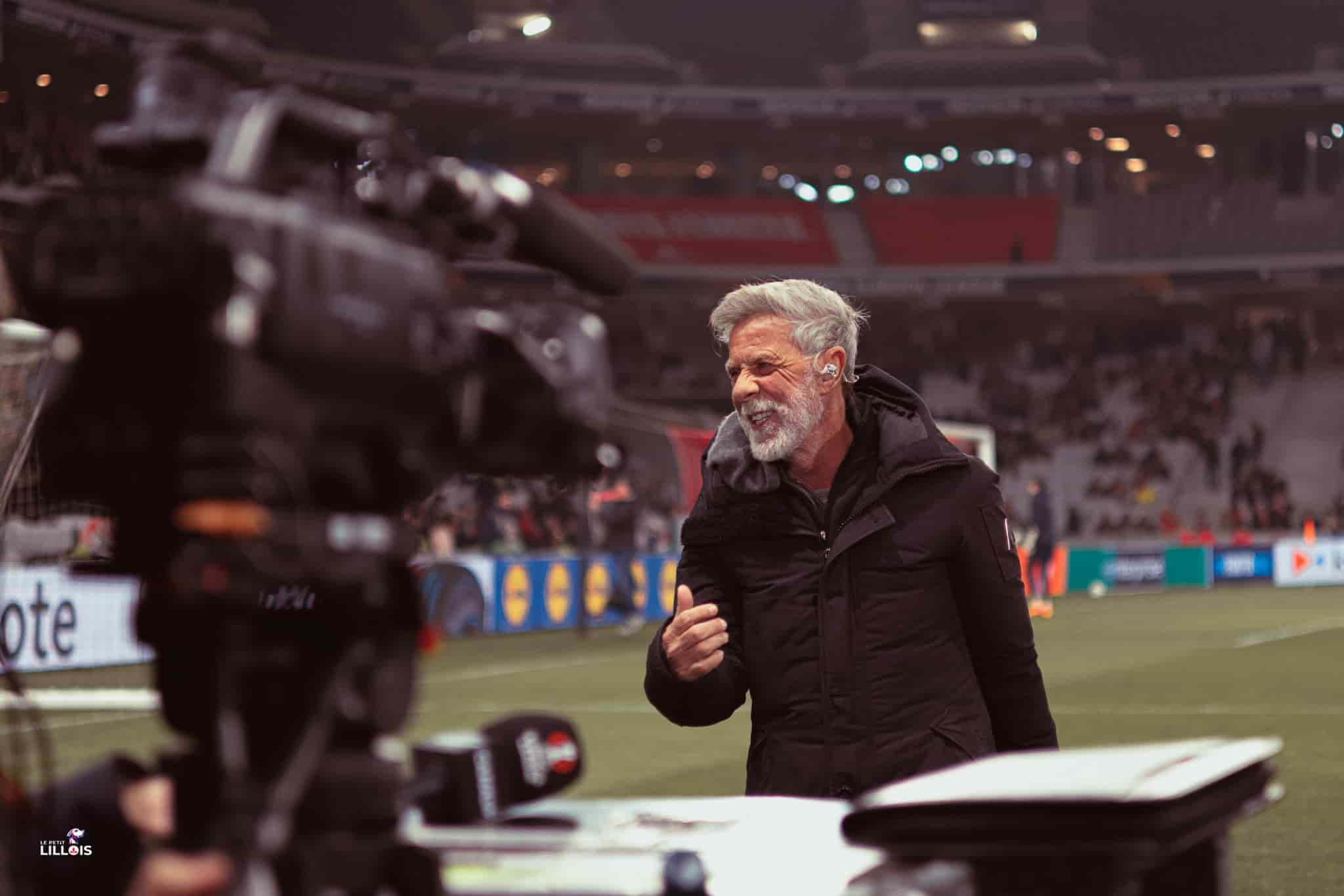 Laurent Paganelli plac&eacute; au bord du terrain par Canal+ pour commenter LOSC - SC Fribourg.