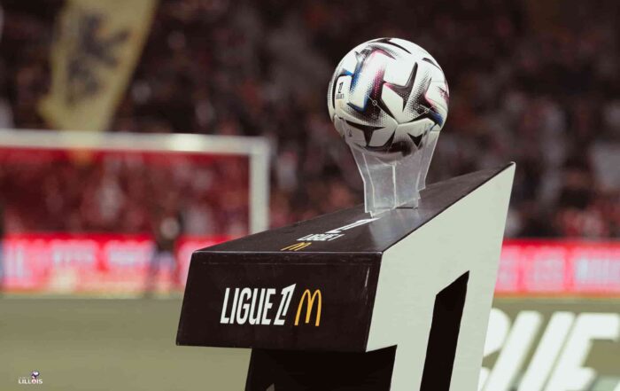 Le ballon de la Ligue 1 attend son heure avant LOSC - Stade Brestois.