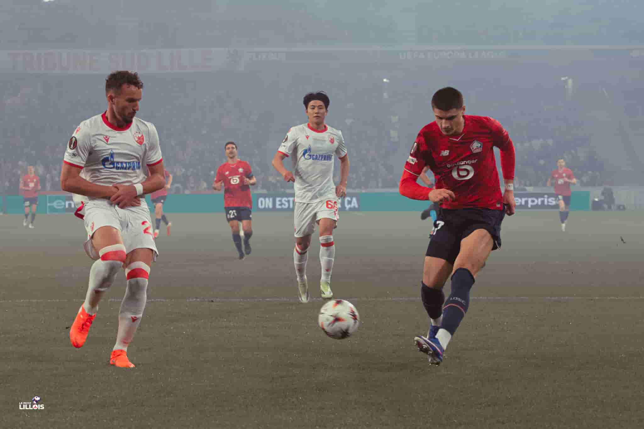 Matias Fernandez-Pardo part en dribble sur l'aile pendant LOSC - Etoile Rouge de Belgrade.