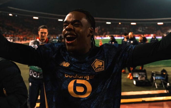 Nathan Ngoy c&eacute;l&egrave;bre devant le parcage lillois apr&egrave;s la victoire acquise par le LOSC sur l'&rsquo;&Eacute;toile Rouge de Belgrade.