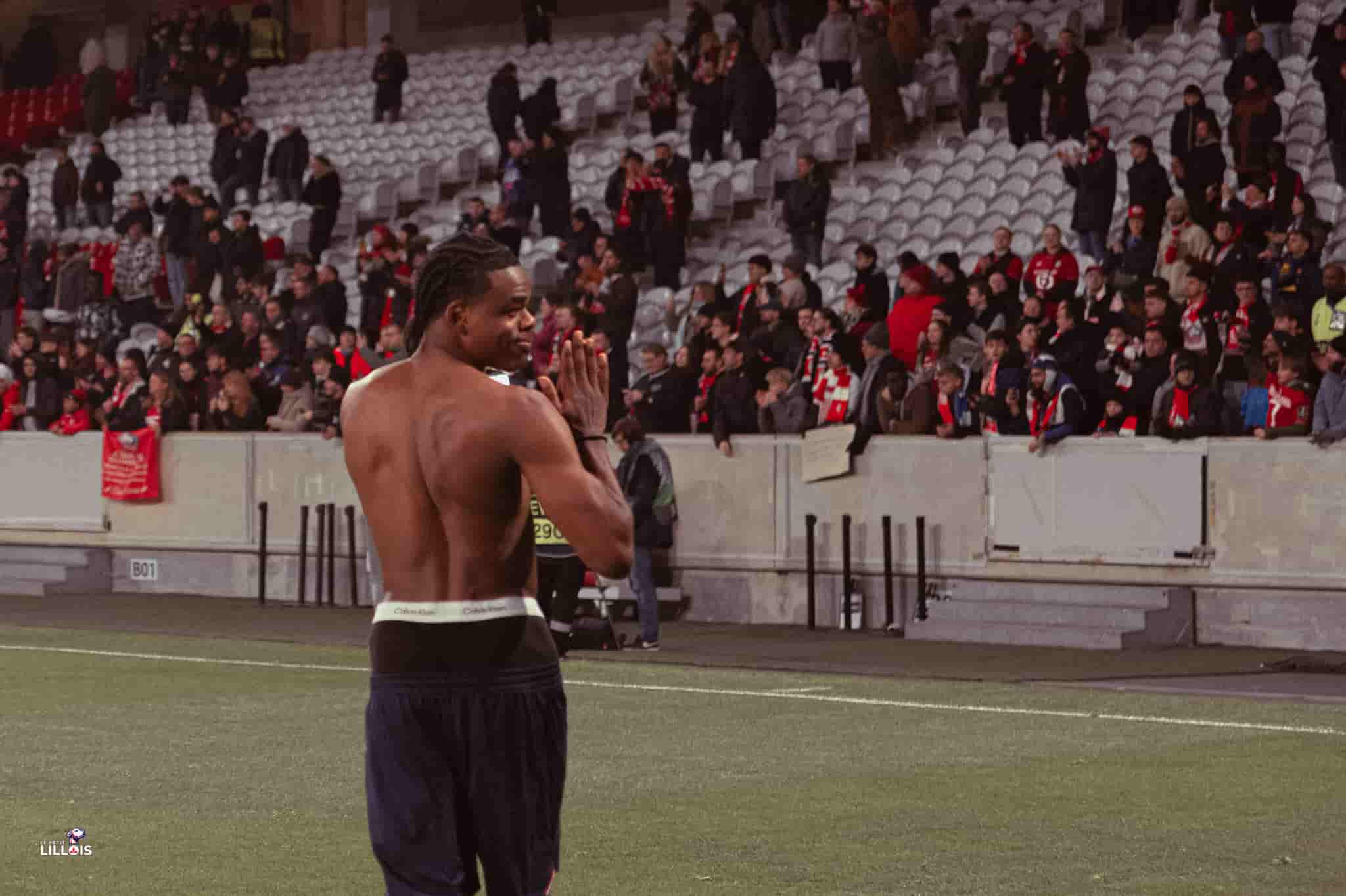 Nathan Ngoy donne son maillot &agrave; un supporter lillois apr&egrave;s LOSC - SC Fribourg.