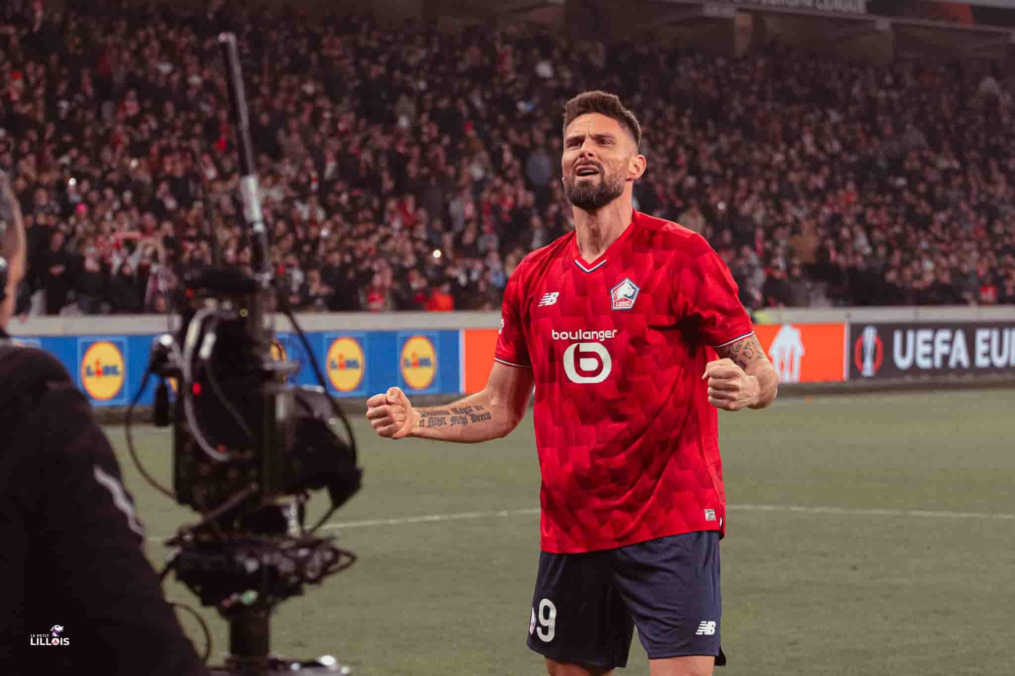 Olivier Giroud c&eacute;l&egrave;bre son premier but en 2026 pendant LOSC - SC Fribourg.