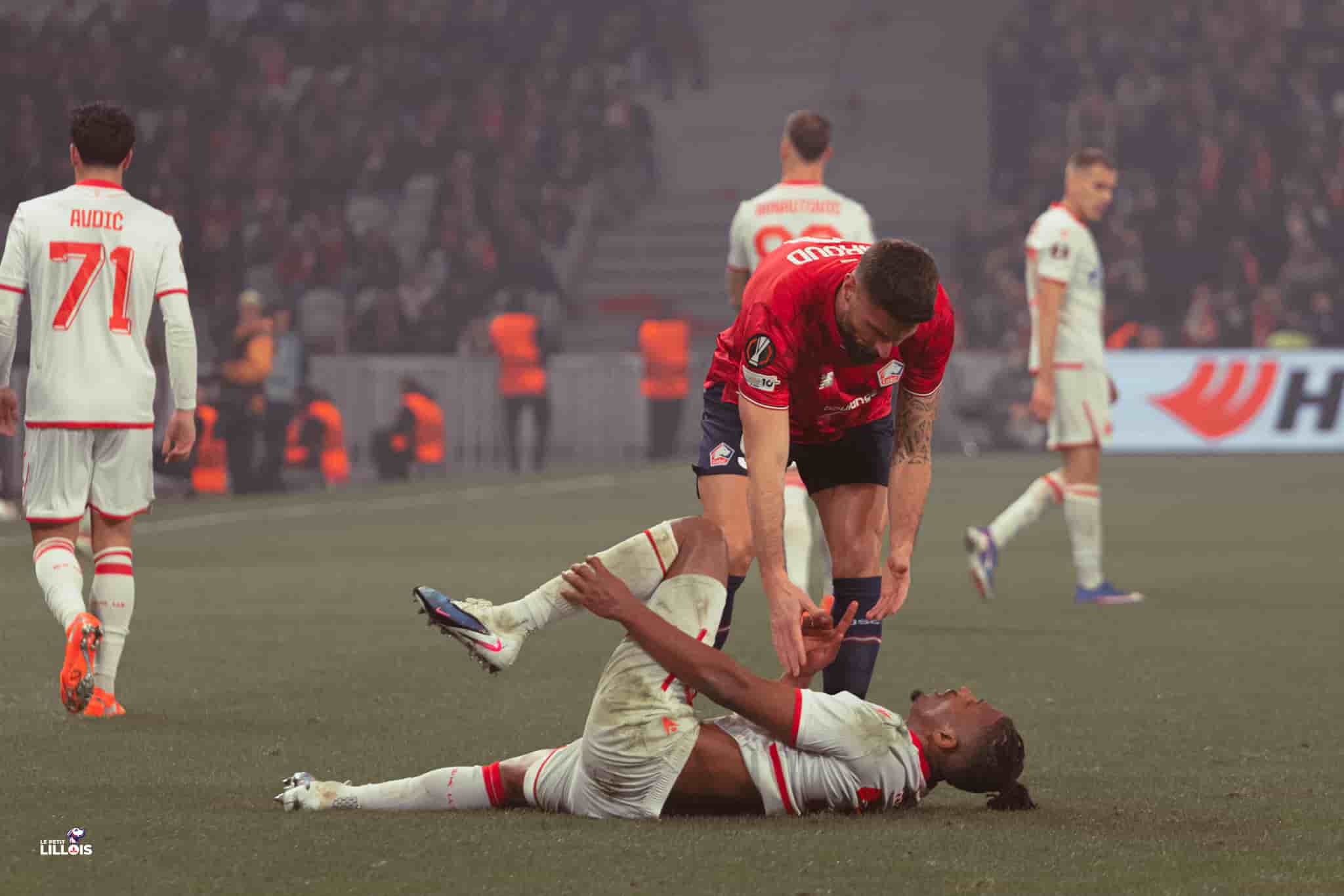 Olivier Giroud &agrave; la pointe de l'attaque du LOSC contre l'&Eacute;toile Rouge de Belgrade en Ligue Europa.