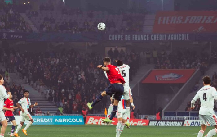 Olivier Giroud au duel de la t&ecirc;te avec Clinton Mata pendant LOSC - OL.