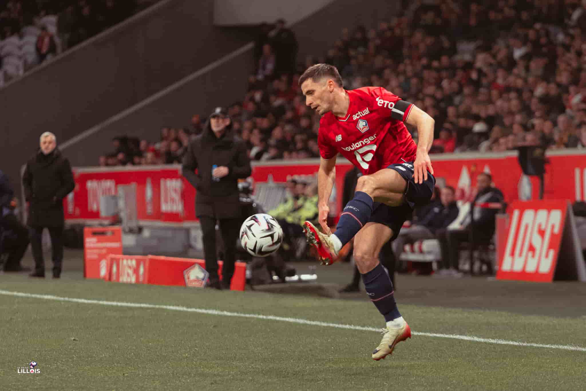Romain Perraud re&ccedil;oit le cuir dans son couloir pendant LOSC - Stade Brestois.
