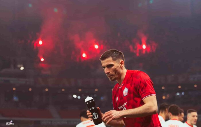 Romain Perraud, avec les supporters serbes en fond, pendant LOSC - Etoile Rouge de Belgrade.
