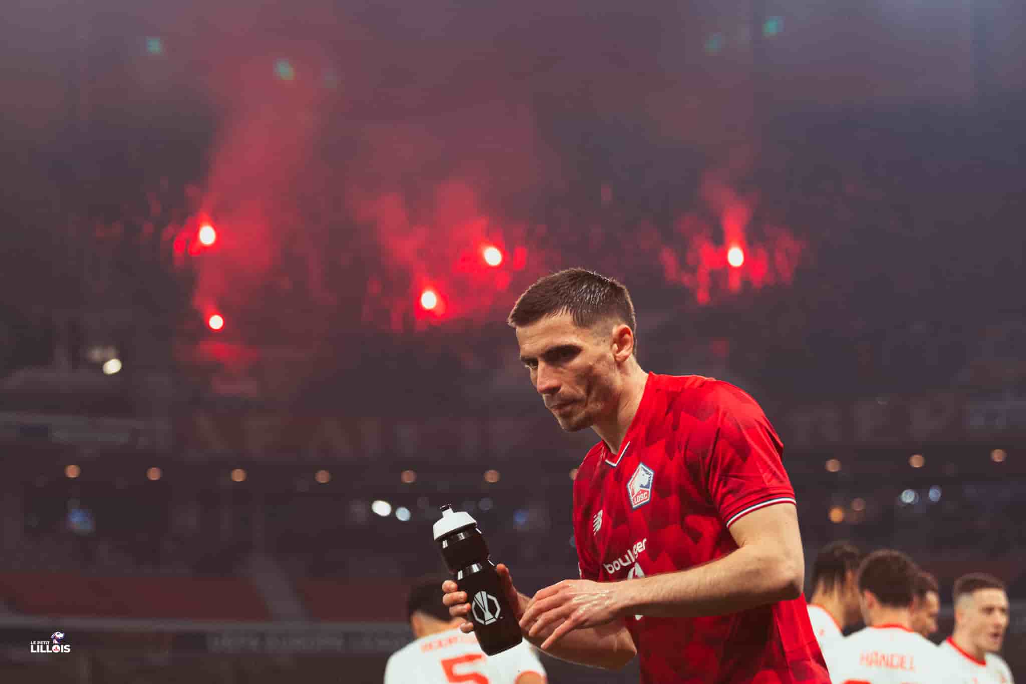 Romain Perraud, avec les supporters serbes en fond, pendant LOSC - Etoile Rouge de Belgrade.