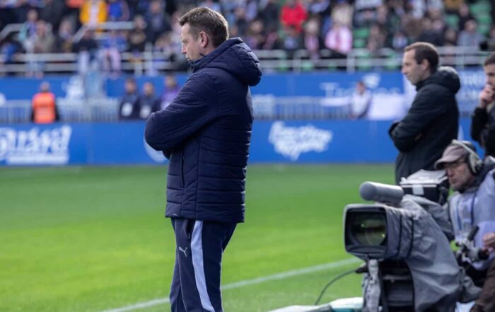 St&eacute;phane Dumont en pleine action sur le banc de l'ESTAC Troyes en Ligue 2.