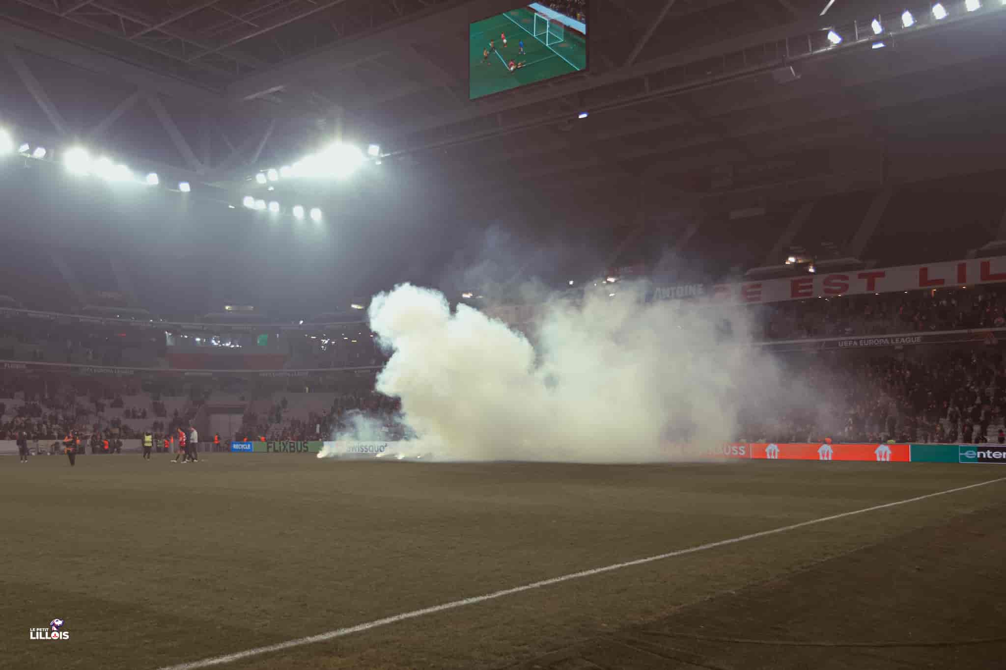 Les supporters lillois font part de leur m&eacute;contentement en jetant des fumig&egrave;nes sur la pelouse apr&egrave;s LOSC - Etoile Rouge de Belgrade.
