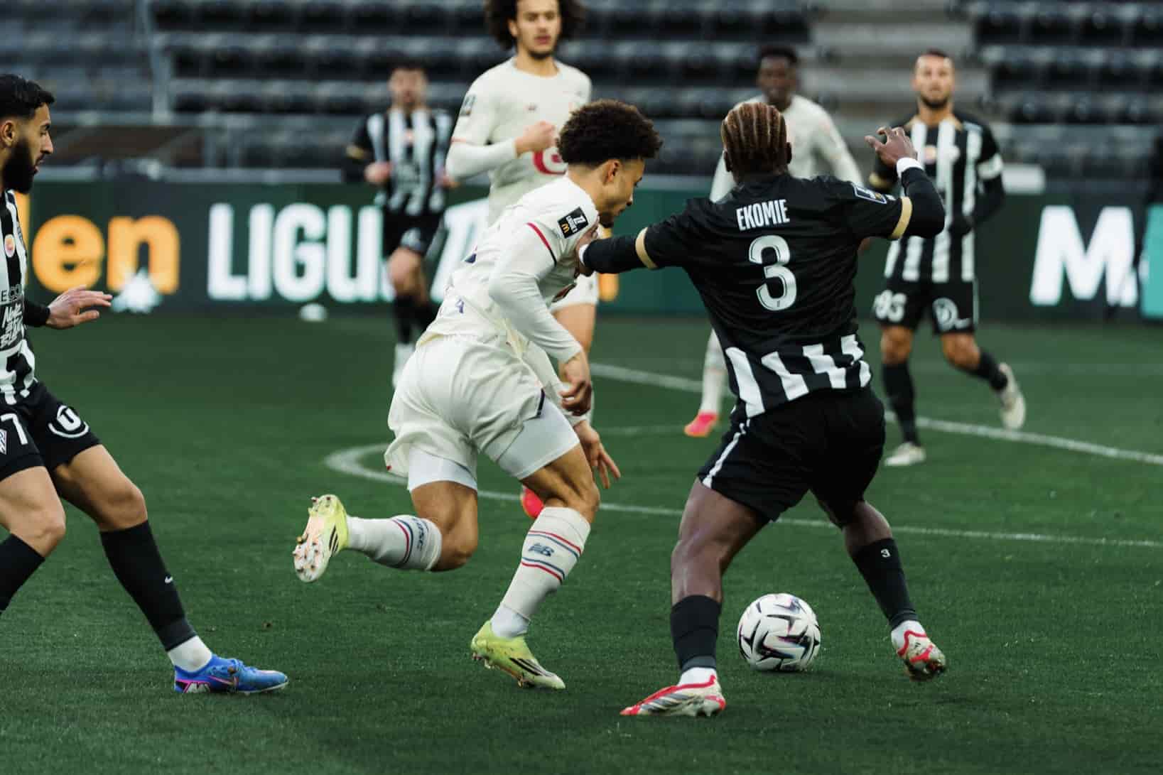 Tiago Santos, unanimement salu&eacute; apr&egrave;s sa performance pendant Angers SCO - LOSC.