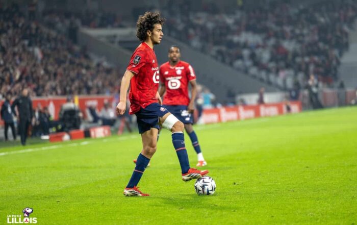 Ayyoub Bouaddi avec le ballon au bout du pied pendant LOSC - FC Lorient.